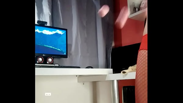 Image Gostosa enfiando suas bolinhas de pompoarismo no cu, uma por uma!