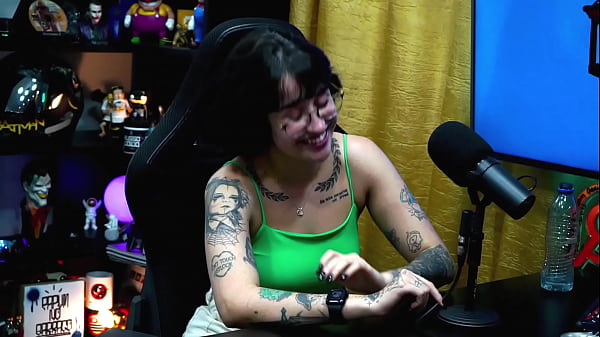 Image Martina Oliveira da uma volta e mostra seus peitos naturais no meio do Podcast, o Ruan babou de tes&atilde_o! - Podcast P&aacute_pum no Barraco! COMPLETO NO SHEER - XV RED