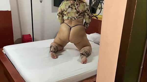 Image Espi&oacute_ a la culona esposa de mi amigo mientras &eacute_l va a la tienda