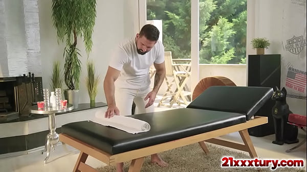 Image Horny masseur Lorenzo Viota slams Candie Luciani's twat