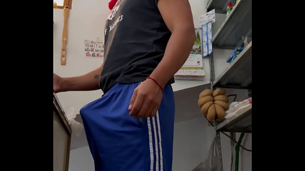 Image Joven mexicano se masturba en una tienda de abarrotes