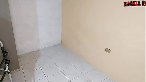 Image Milf madrasta com bunda perfeita seduz enteado ao empinar a bunda no andador