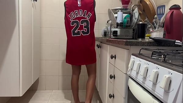 Image Sendo fudida por 2 na cozinha de casa
