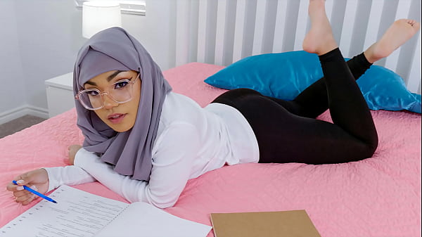 Image Stepbro Helps His Hijab Stepsis Draw Attention from All the Boys at School - Hijablust