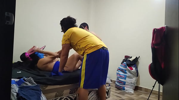Image LA ESCENA NO ES ASI!! EL DIRECTOR DEL PORNO CASERO TIENE QUE INTERVENIR PARA QUE LOS ACTORES PORNO HAGAN BIEN SU TRABAJO. PORNO REAL DE MALOS ACTORES TENIENDO SEXO EN TRIO CASERO.