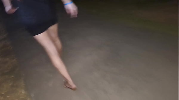 Image Fanny casada se exibe sem calcinha em publico na rua