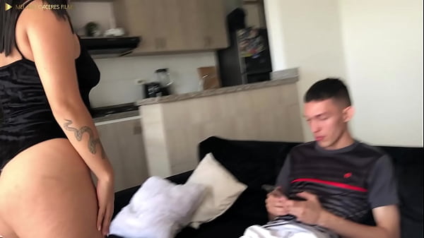 Image hermanastra cachonda le quiero tocar la enorme polla a su hermanastro