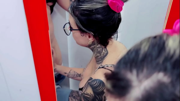 Image Ela me chamou para dentro do banheiro unissex do restaurante e fudemos muito ali mesmo (sexo em p&uacute_blico)