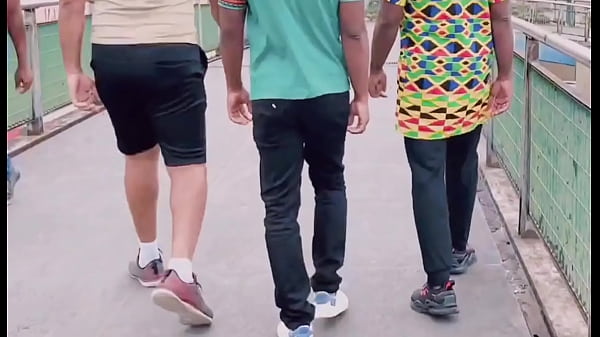 Image Encontrei dois angolanos no metro Luz e conversando chamei para irmos ao meu ap, l&aacute_ eles disseram que minha bunda tinha muita carne e eles queriam comer, deixei