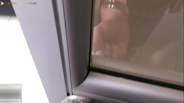 Image descubro a mi hermanastra masturb&aacute_ndose con un pepino de 25 cent&iacute_metros