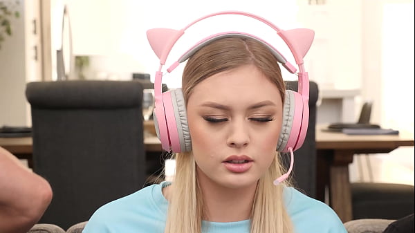 Image ?Hot Gamer Chick Gets Blasted In The Face With Loads Of Cum