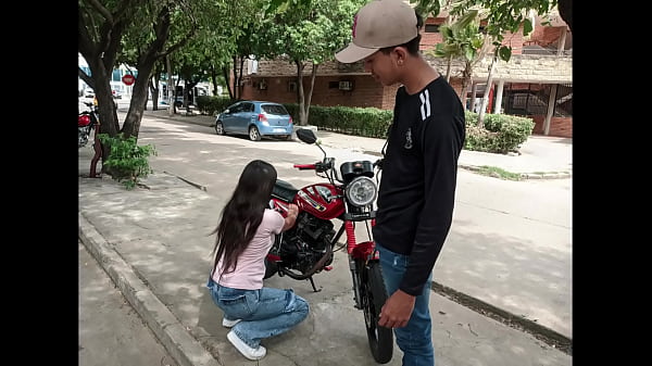 Image MI NUEVA AMIGA DE LA UNIVERSIDAD ME ESTABA AYUDANDO A ARREGLAR LA MOTO Y ME COBRO CON SEXO