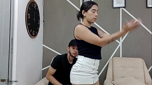 Image Hermanastra cachonda seduce a su hermanastro con un sensual baile hasta follarlo - HISTORIA COMPLETA