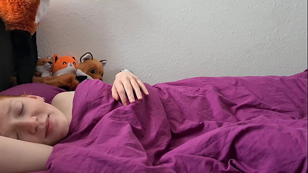 Image Rothaarige Fina zeigt dir ihren aller ersten Orgasmus am morgen