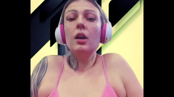 Image Eu toda suada at&eacute_ buceta escorrendo e louca de tesao na academia chamei minha amiga pra vim tomar banho comigo no vesti&aacute_rio .(Se pagamos ali mesmo publico)