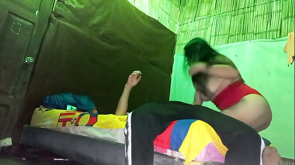 Image AL IGUAL QUE MI HERMANASTRA, MI MADRASTRA TAMBIEN ES UNA ZORRA CUANDO LLEGA A MI DEPARTAMENTO A VISITARME. SEXO REAL CASERO, LE ENSE&Ntilde_E A COMO PONERSE EL CONDOM