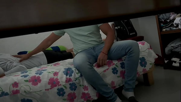 Image Me acost&eacute_ en la cama de un pollito para ech&aacute_rmelo y dejarle mis mecos adentro