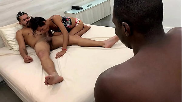 Image Corno e chamou um amigo pra foder sua namorada novinha que humilhou ele enquanto fodia