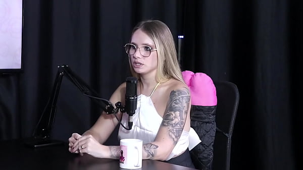 Image Das posi&ccedil_&otilde_es, ela n&atilde_o gosta de ficar em p&eacute_, e o homem que faz tudo devagar irrita ela - Naty Varga (SHEER/RED)