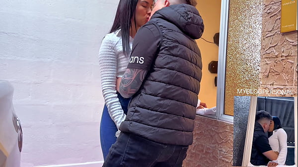 Image SEXO DURO CON LA NUEVA VECINA VENEZOLANA EN EL PATIO TRASERO