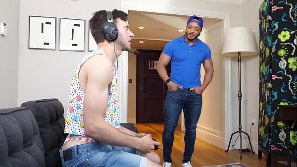 Image MANROYALE Gamer Twink Uses Tight Ass To Tip Delivery Driver