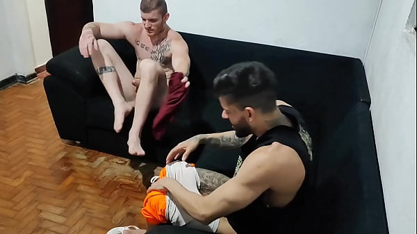 Image peguei no flagra meu namorado se masturbando com o amigo dele, fiz os dois me comer