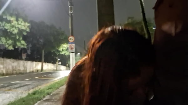 Image Arrisquei masturbar no ponto de &ocirc_nibus ao lado da garota ruiva!