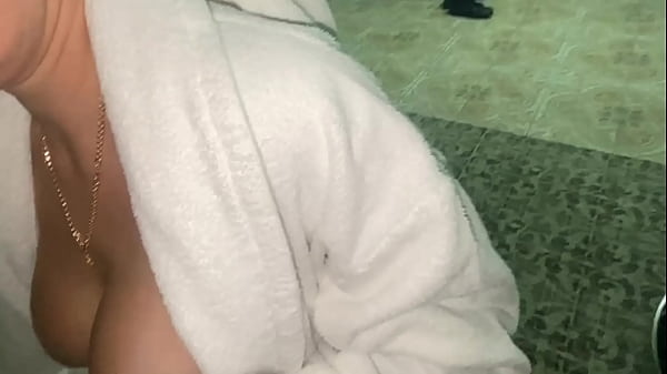 Image The maid sucked the client's big dick in the hotel