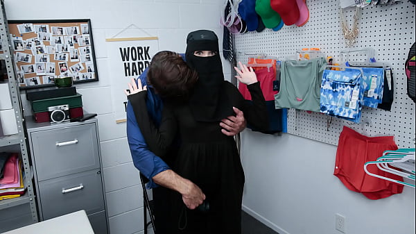 Image Officer Confronts Hijab Shoplifter Teen About Her Crime - Lifterhub