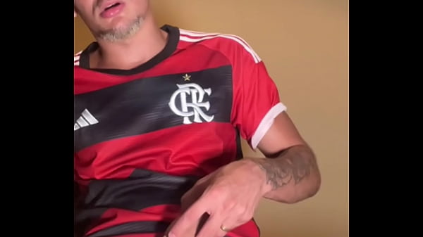 Image Novin jogador do flamengo chega do jogo e bate uma punheta e goza litros de leite