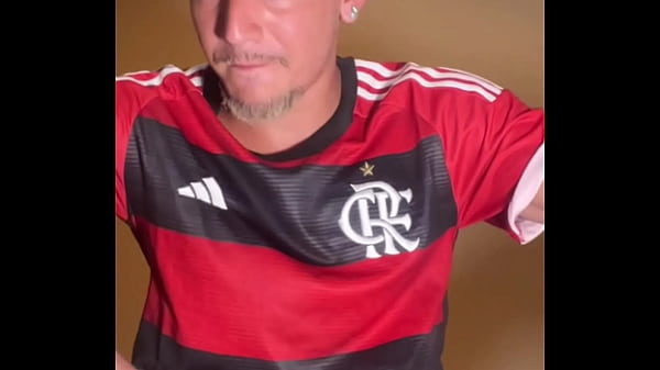 Image Novin chegou do jogo do flamengo cheio de tesao e gozou litros de leite