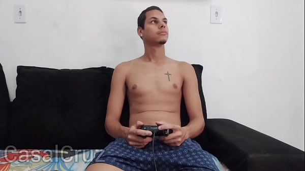 Image Jogando videogame com meu primo novinho e gozei na boca dele