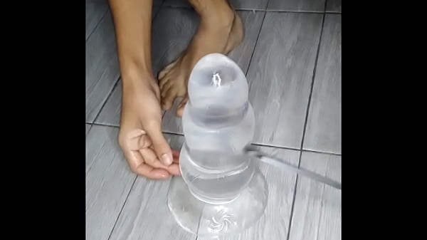 Image Rompiendo mi culo con un dildo enorme