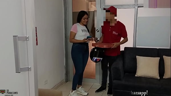 Image El Repartidor de pizza se corre en mi boca! Que gran paquete venia con la pizza! HISTORIA COMPLETA
