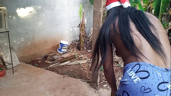 Image Observava ela limpando quintal pa o natal &eacute_ a mulher do meu theo com um shortinho socado no cu toda gostosa n&atilde_o resistir coloquei meu pinto p for