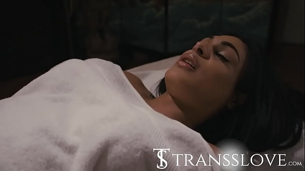 Image This client gets naked while I give her a massage, she wants to fuck