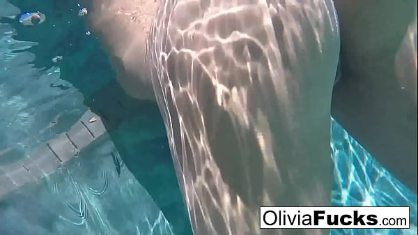 Image Horny Olivia plays with her pussy underwater