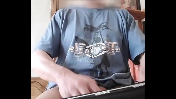 Image devant une vid&eacute_o X je me secoue la nouille jusqu'&agrave_ l'&eacute_jaculation,