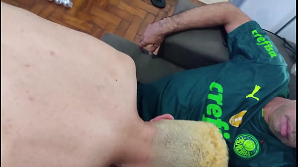 Image TRABALHADORES QUE EST&Atilde_O LONGE DE CASA NA NOITE DE NATAL CURTINDO ENTRE SI