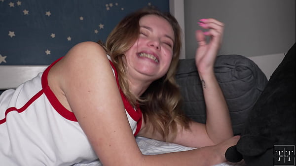 Image Stepsister wants me to fuck her, keeps peeking