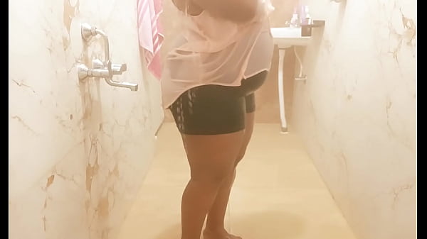 Image Sexy south Indian maid showing boobs