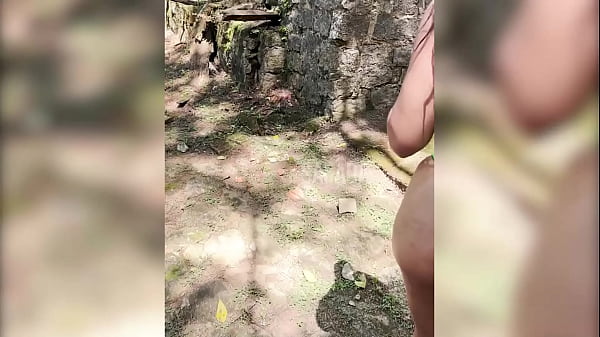 Image Fiquei de pau duro no meio da trilha e achamos um local abandonado pra meter.