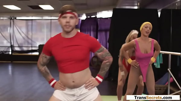 Image Trans fitness babe fucks busty brunette