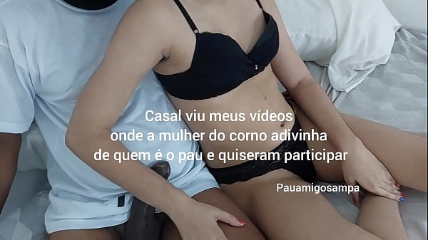 Image Adivinha de quem &eacute_ o pau. Amigo corno trouxe a namorada pra ela adivinhar qual &eacute_ o pau que est&aacute_ fodendo a sua buceta e seu cuzinho gostoso