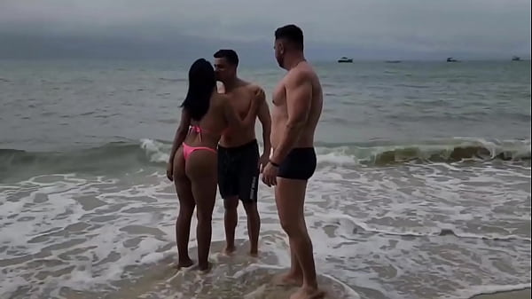 Image Encontrei com dois gatos na praia e me peguei com eles ali mesmo