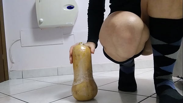 Image A huge butternut squash of 28,5 of circumference all in my ass