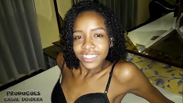 Image Safadinha de 18 aninhos fodendo com dois machos no motel em sua primeira vez no porno
