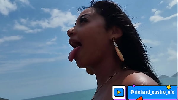 Image Novinha safada n&atilde_o resistiu e acabamos fudendo na praia completo no red
