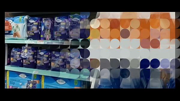 Image Esposa no mercado sem calcinha se exibindo!