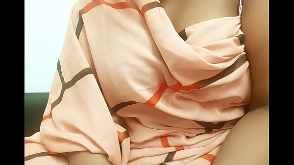 Image Naughty Bhabi showing boobs